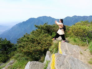 江西庐山嶙峋独峰顶惊现人影