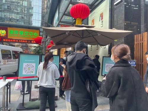 金店爆满 有人排队13小时才能进店